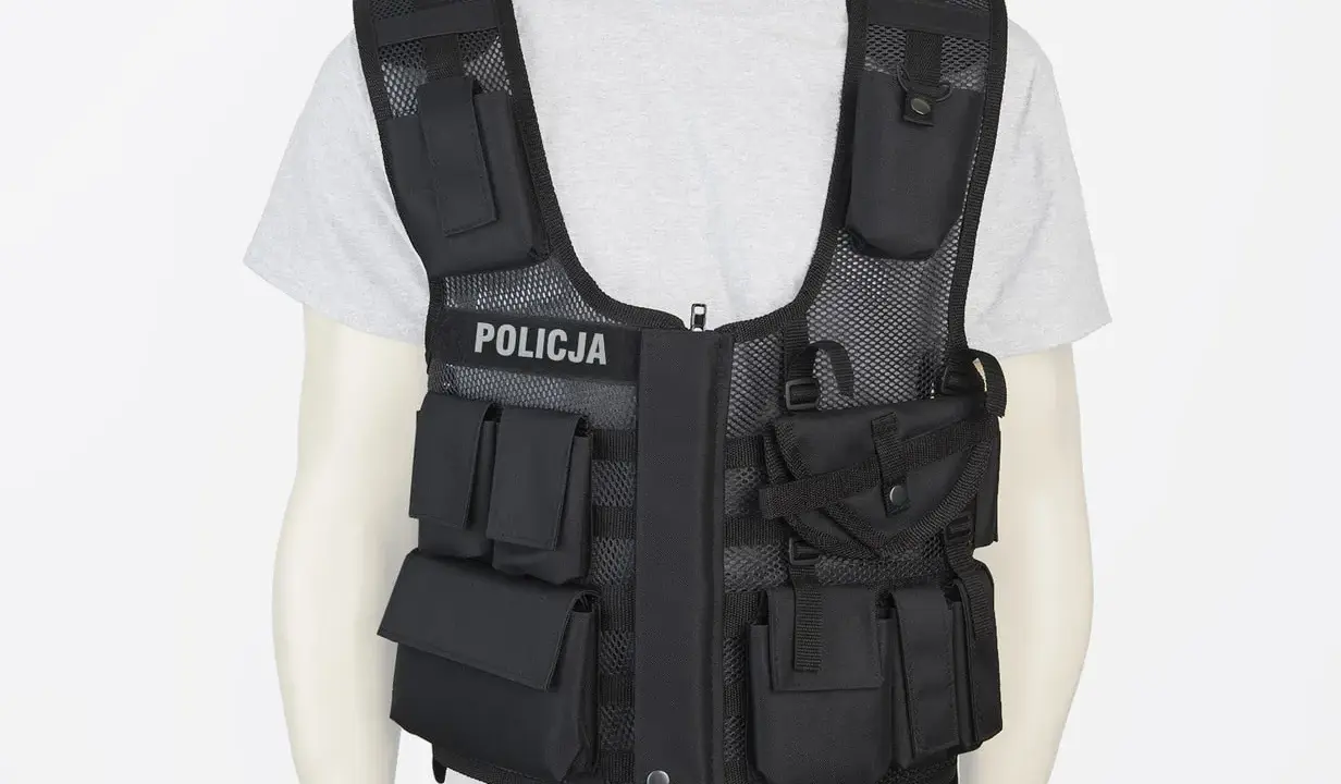 Czarna kamizelka taktyczna z napisem POLICJA, pełna kieszeni i przegródek, gotowa na każde zadanie.