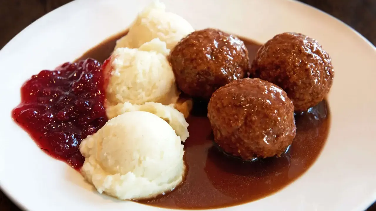 Szwedzkie klopsiki z puree ziemniaczanym i konfiturą z borówek. Idealne pytanie: co zjeść w Szwecji?