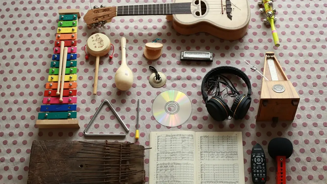 Kolorowy ksylofon, ukulele, tamburyn, marakasy, harmonijka, trójkąt, bębenek, CD, słuchawki, metronom, kalimba, nuty, mikrofon i pilot. To najprostszy instrument do nauki.