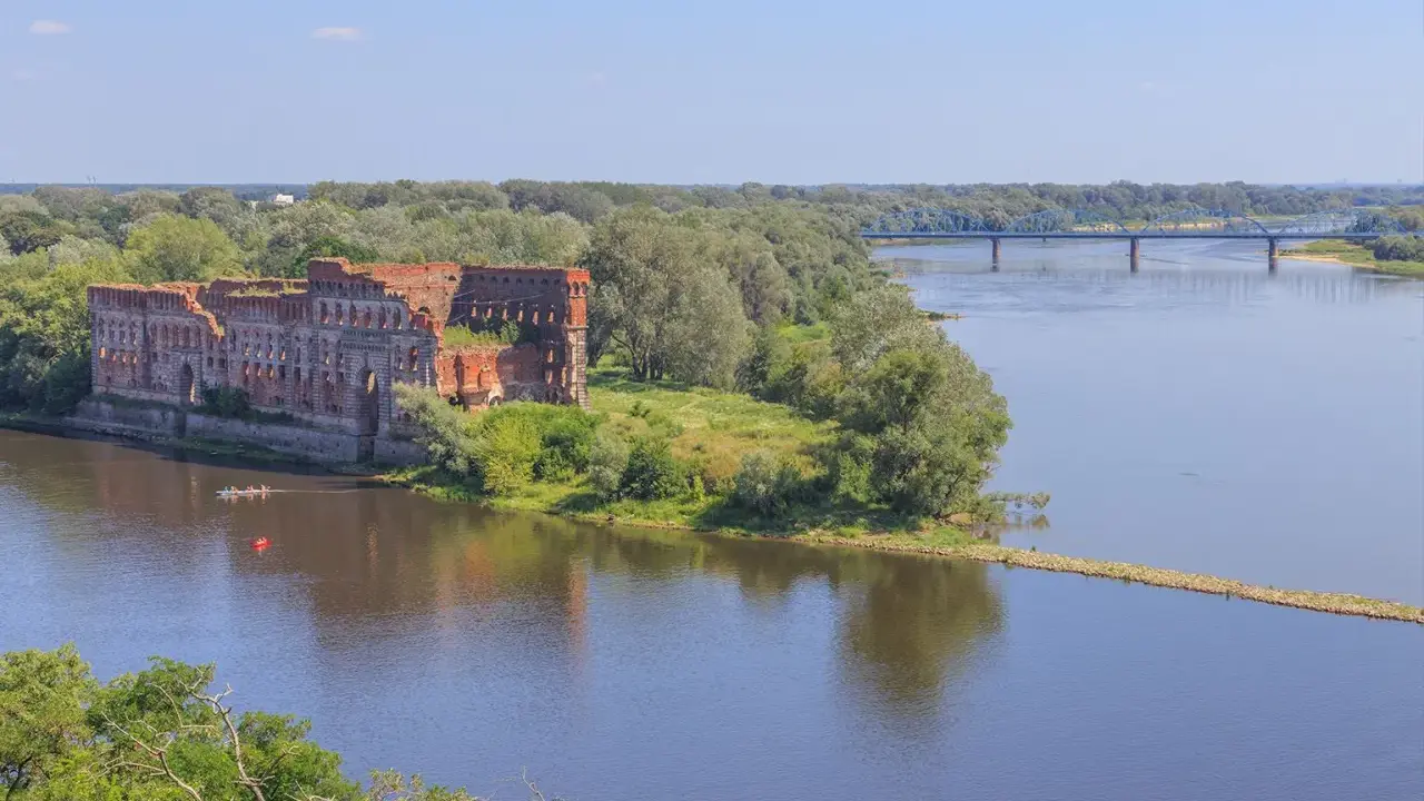 Ruiny pałacu nad Wisłą, kajaki i most – to jedne z wielu atrakcji w okolicach Warszawy.