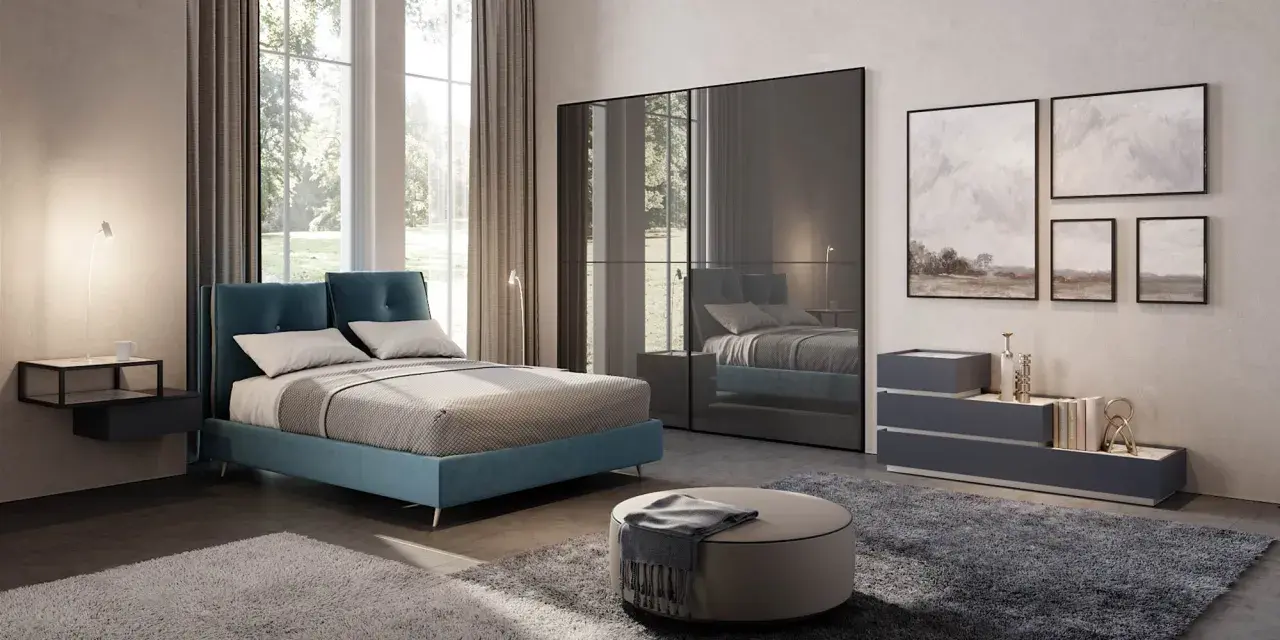 Camera da letto moderna con letto blu, armadio a specchio e quadri paesaggistici. Idee su come arredare camera da letto con stile.