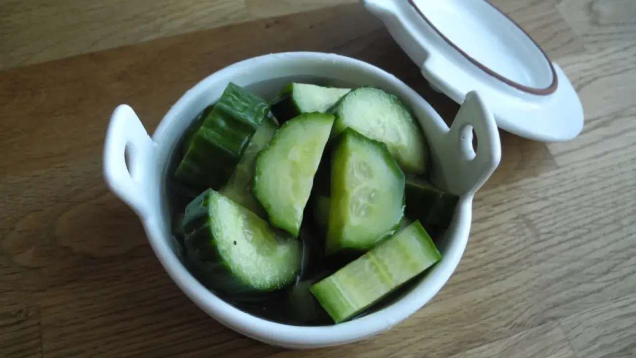 Snabbsaltad gurka i en vit skål, redo att serveras. Enkel och god tillbehör.