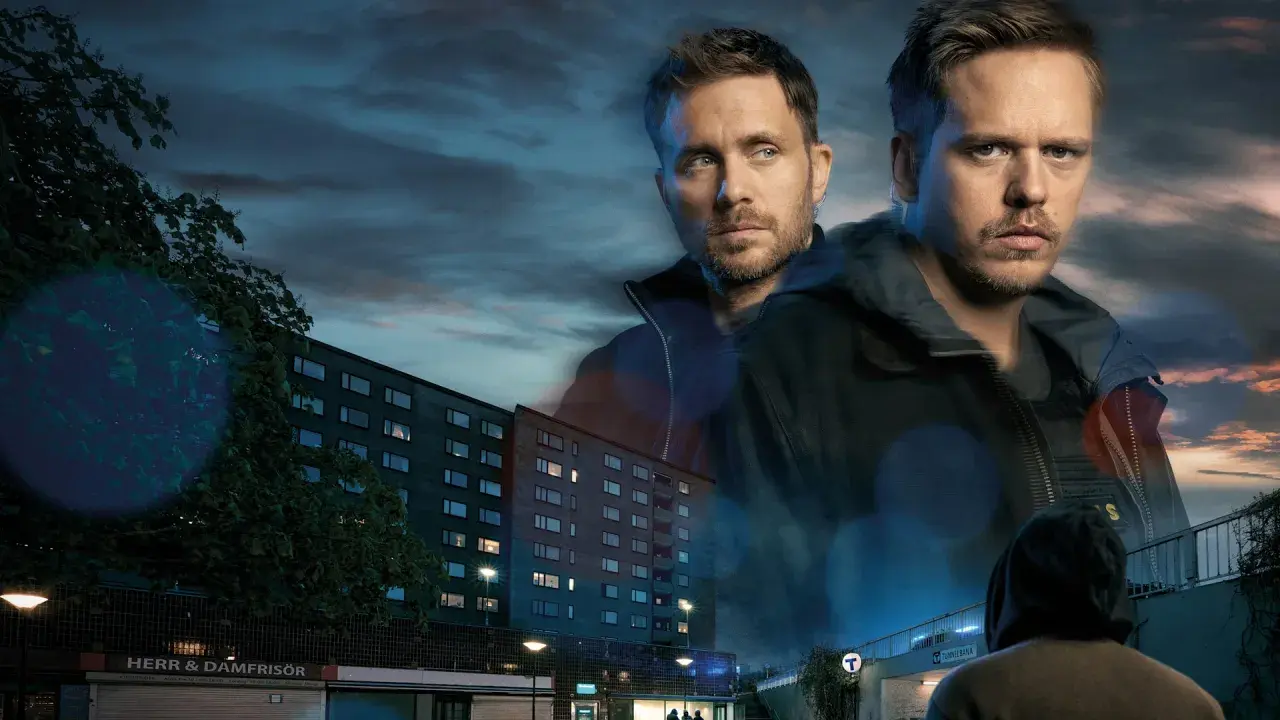 Två män i förgrunden, en lägenhetsbyggnad och en tunnelbanenedgång i bakgrunden. En scen från en tv4 film.