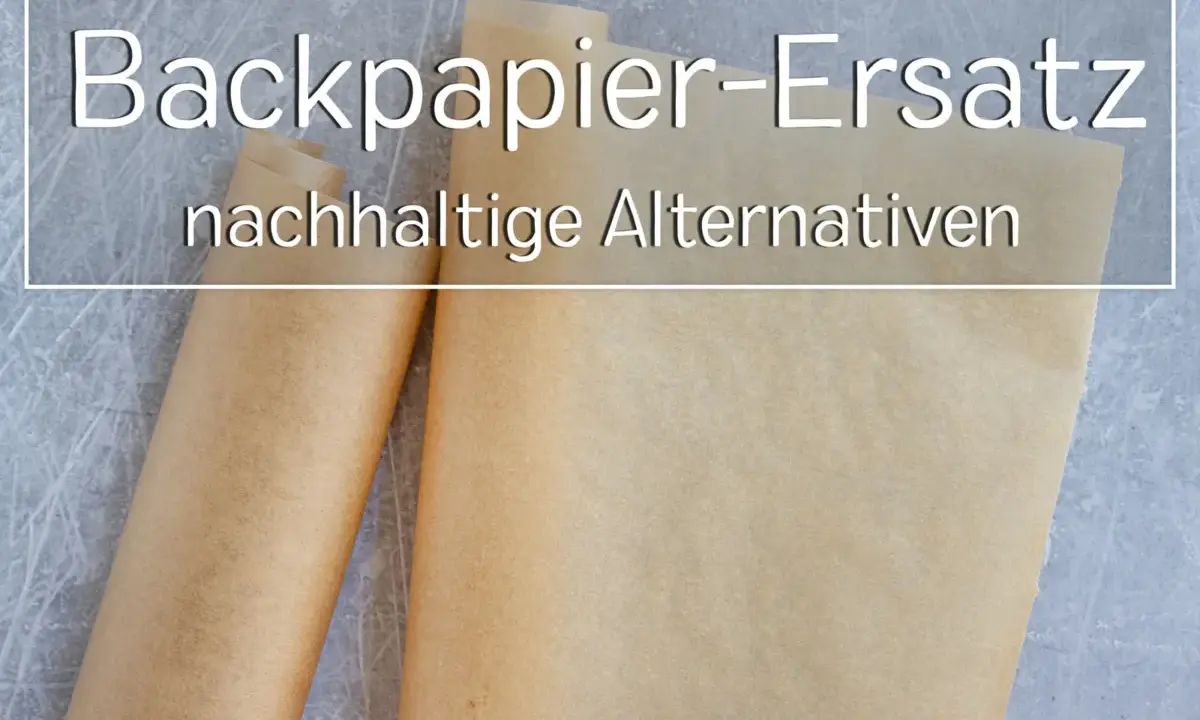 Zwei aufgerollte Bögen braunes Papier, die als Backpapier-Ersatz dienen. Nachhaltige Alternativen für die Küche.
