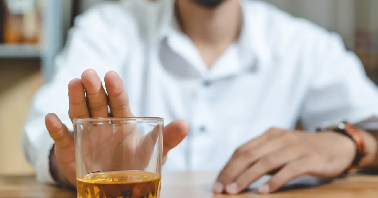 Mężczyzna odrzuca szklankę z alkoholem, rozpoczynając swoją krucjata wyzwolenia człowieka.