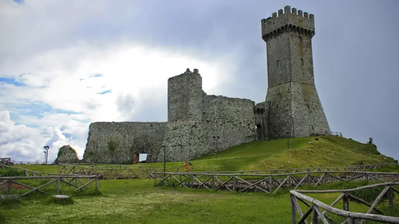 Rocche e torri imponenti dominano il paesaggio. Un must per chi cerca cosa vedere a Radicofani, con panorami mozzafiato.