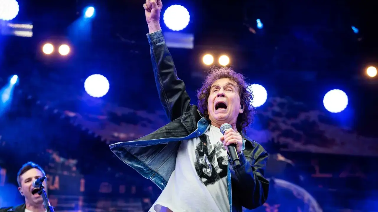 Magnus Uggla show Stockholm. Sångaren med knuten näve i luften, full av energi på scenen.