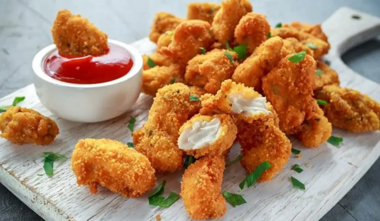 Chrupiące nuggetsy z airfryer, idealne do maczania w ketchupie. Pyszna przekąska gotowa w kilka minut!