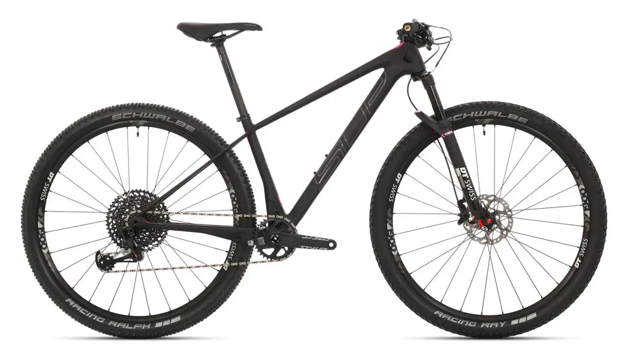 Czarny rower górski SLP z hamulcami tarczowymi i oponami Schwalbe Racing Ralph. Model superior xp 969 gotowy na wyzwania.