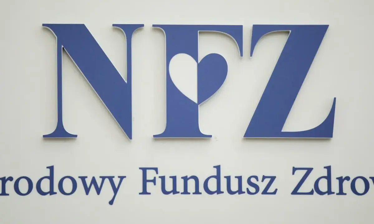Niebieskie litery NFZ z sercem w środku oraz napis "rodowy Fundusz Zdrowia" na białym tle.
