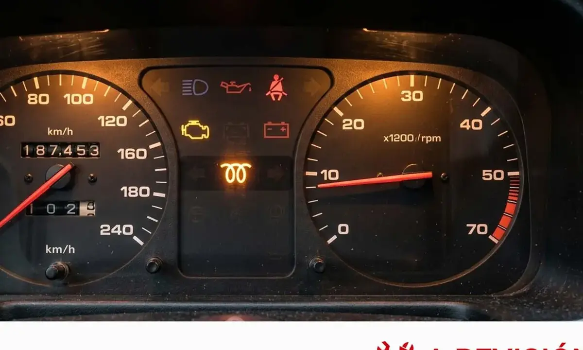 Testigo de calentadores encendido en el tablero. El coche necesita revisión.