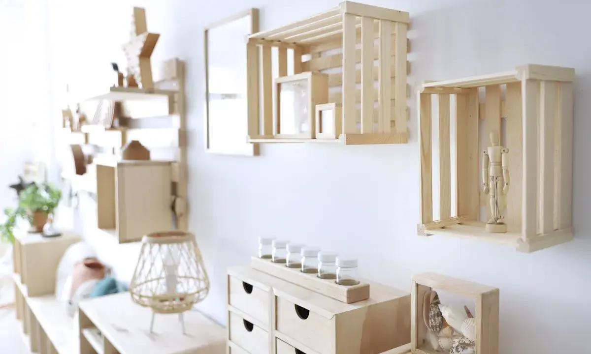 Estanterías de madera, como colgar cajas de madera en la pared para crear un espacio de almacenamiento y exhibición.