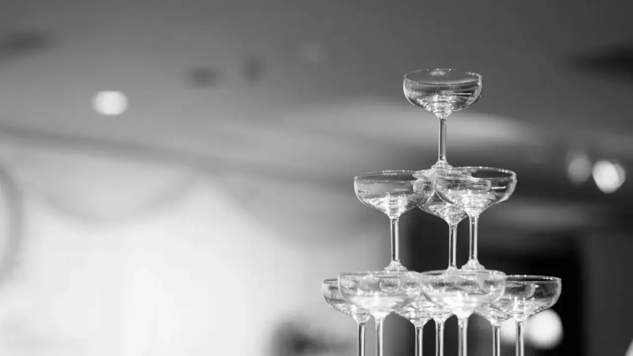 Ein Turm aus Champagnergläsern, bereit für den Anlass. Der ring for champagne ist perfekt gestapelt.