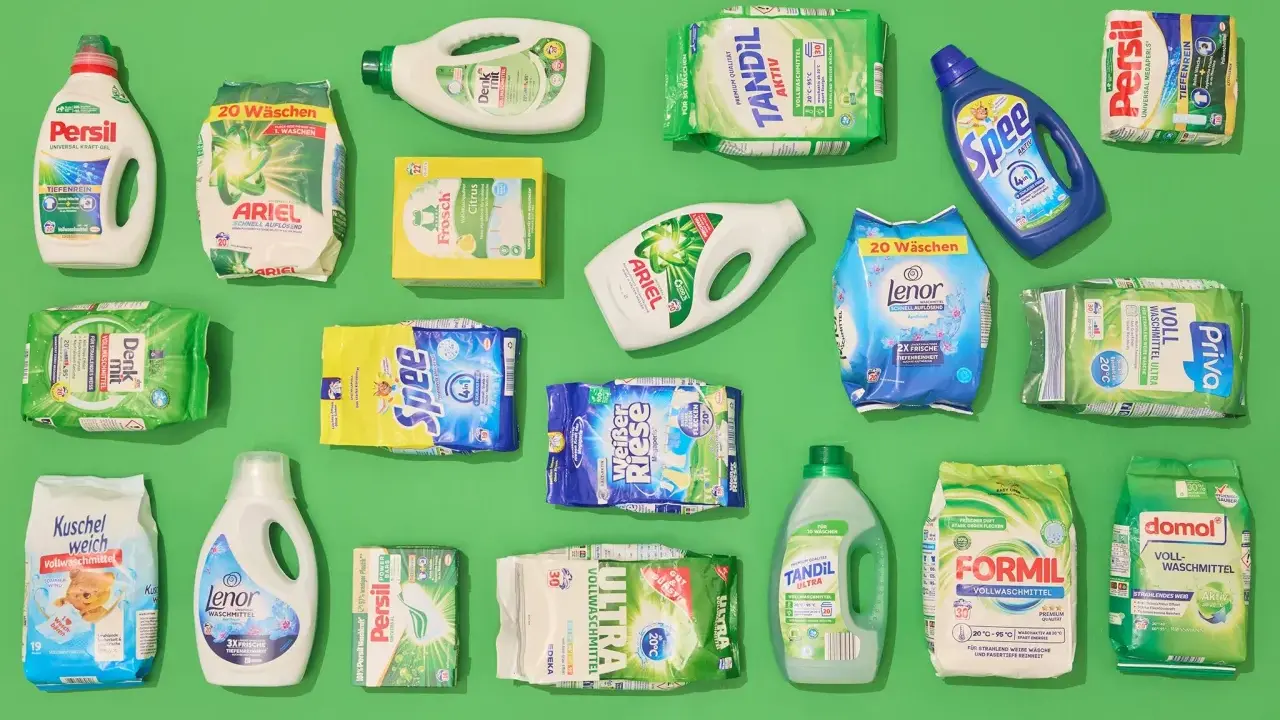 Eine Auswahl an Waschmitteln: Persil, Ariel, Spee, Lenor, Tandil, Formil, Domol, Frosch, Denk mit, Kuschel weich, Priva, Weißer Riese. Hier sieht man, welche Waschmittel man für strahlend saubere Wäsche braucht.
