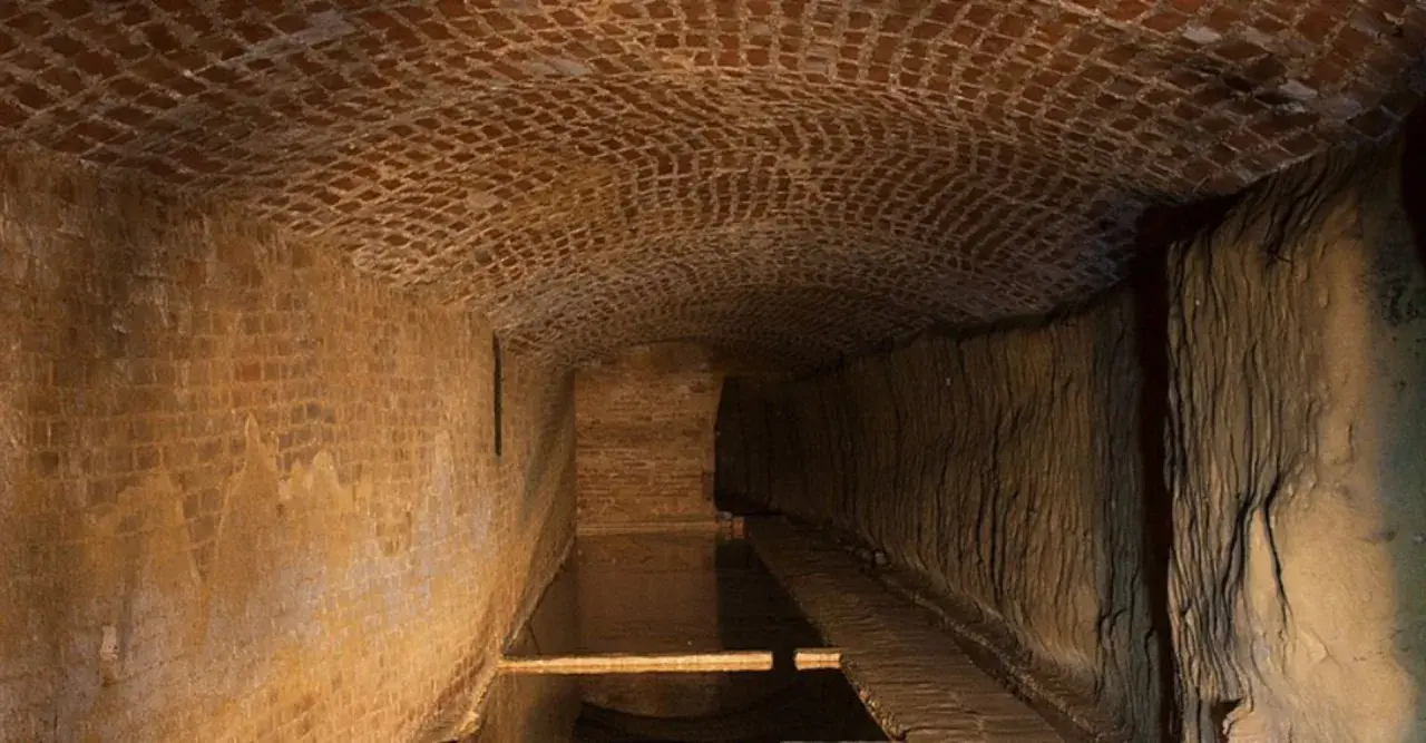 Antichi bottini di Siena, un labirinto sotterraneo di mattoni e terra, con un canale d'acqua.