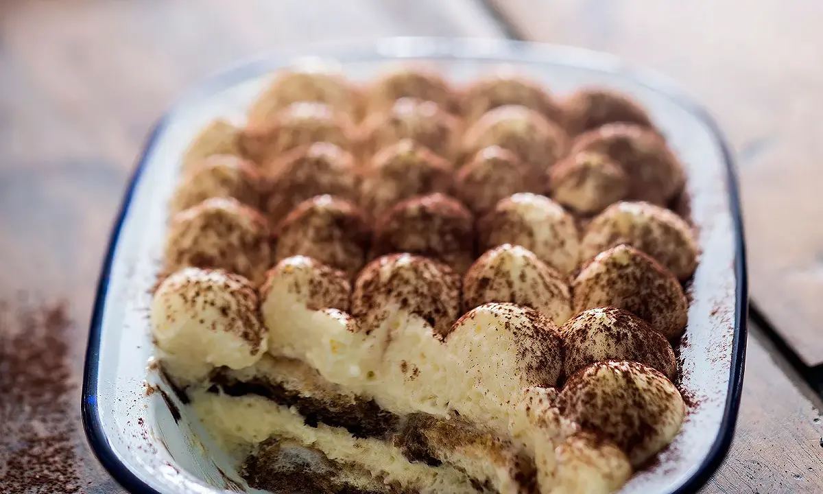 Un délicieux tiramisu speculoos, crémeux et saupoudré de cacao, prêt à être dégusté.