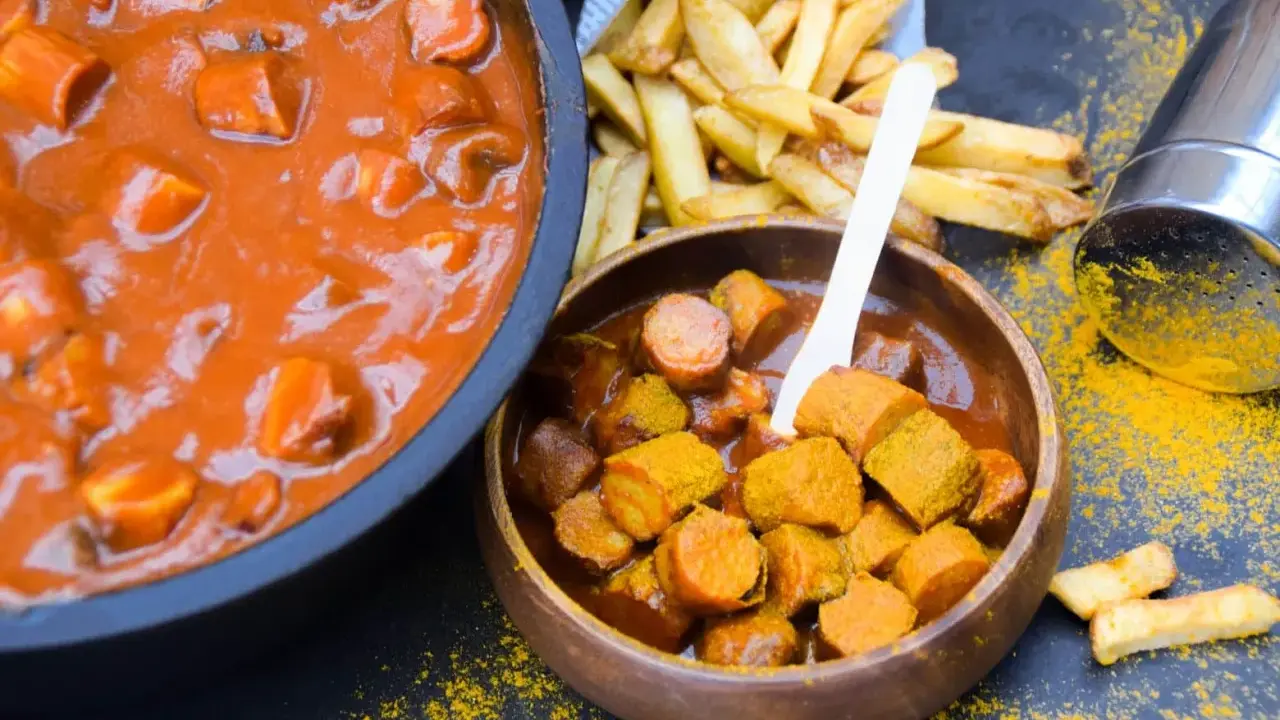 Currywurst im Dutch Oven mit Pommes. Ein Klassiker, der immer schmeckt!