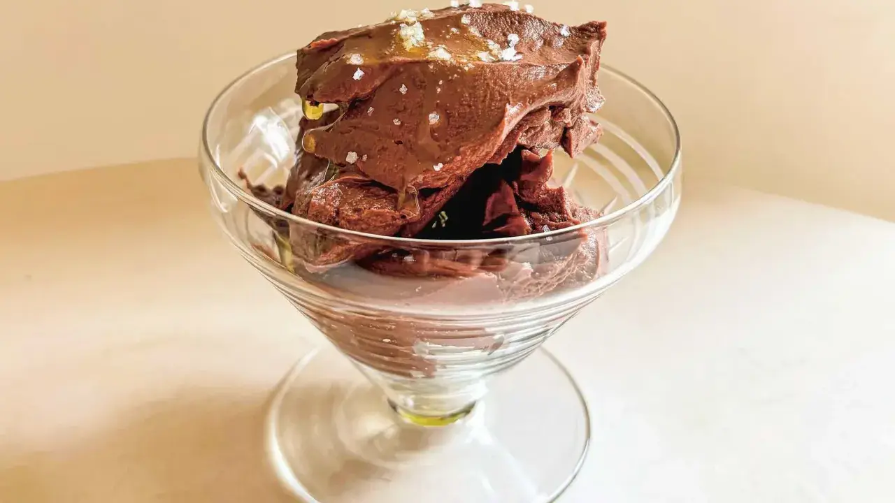 Glace au chocolat intense, parsemée de sel de mer et d'un filet d'huile dorée. Une délicieuse ganache coco pour un plaisir gourmand.