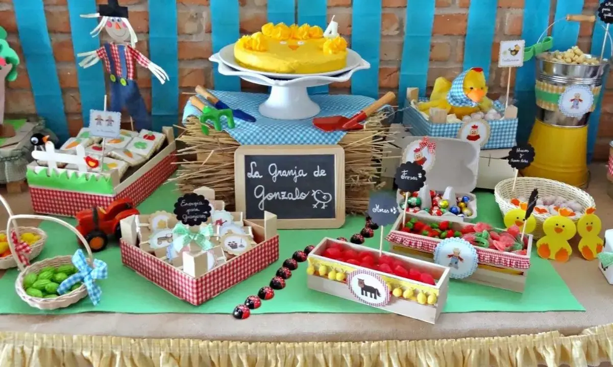 Mesa de chuches temática de granja para cumpleaños. Ideas para como hacer una mesa de chuches para cumpleaños con dulces, galletas y decoración rústica.