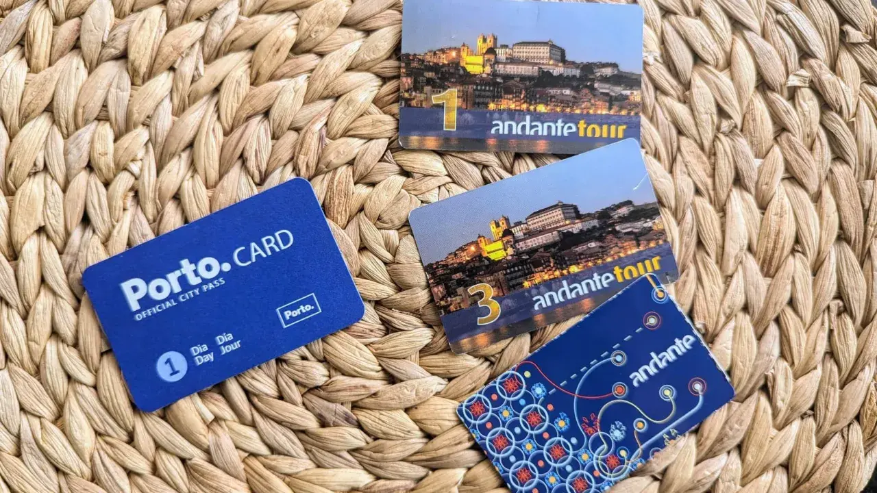 Porto.CARD und Andante Tour-Karten liegen auf einem geflochtenen Untergrund. Perfekt für eine Entdeckungsreise in Porto.