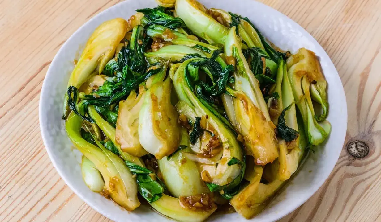 Un plat de pak choï sauté, prêt en un clin d'œil. Une recette facile et savoureuse pour un repas sain.