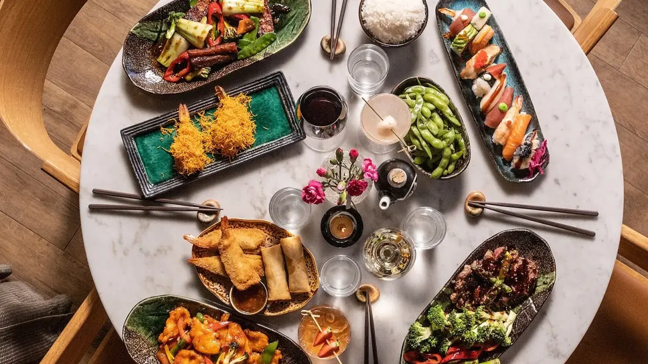 En härlig måltid på en asiatisk restaurang i Stockholm. Sushi, friterade räkor, biff och grönsaker.