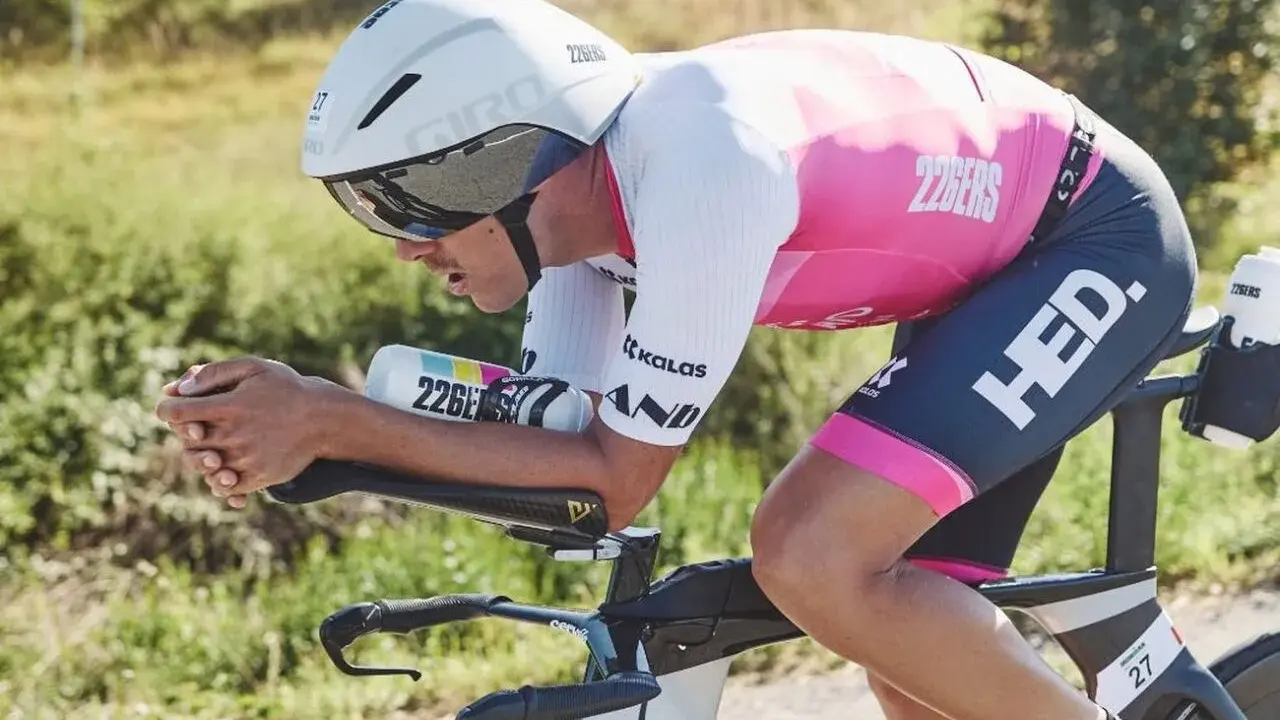 Kolarz w aerodynamicznej pozycji, z bidonem 226ERS. Czy izotonik to energetyk? To pytanie zadaje sobie wielu sportowców.