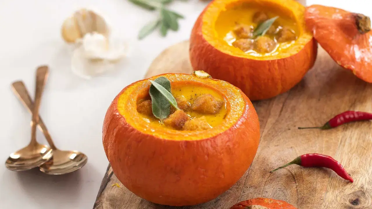 Calabaza naranja, ideal para recetas de sopa cremosa con picatostes y salvia.