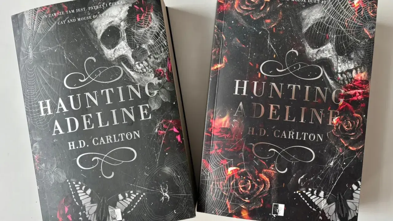 Okładki książek "Haunting Adeline" i "Hunting Adeline" z motywami czaszki, róż i pajęczyn.