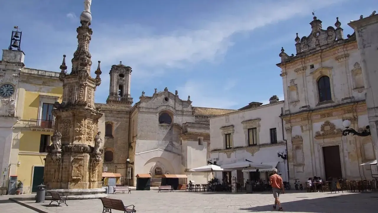 Piazza del Duomo a Lecce, una delle città più belle del Salento, con il suo imponente obelisco e palazzi barocchi.