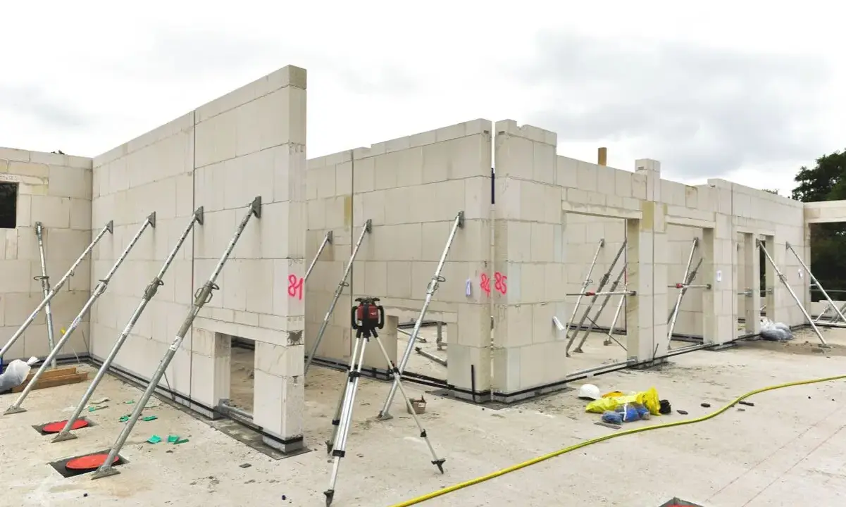 Baustelle mit Kalksandsteinmauern, die mit Stützen gesichert sind. Die Kalksandsteinmauern Kosten pro m2 sind hier im Bau.