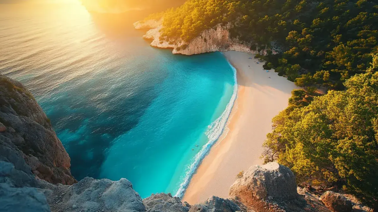 Rajska plaża z turkusową wodą i zielonymi klifami. Idealne miejsce na wakacje, odkryj turcja antalya atrakcje!