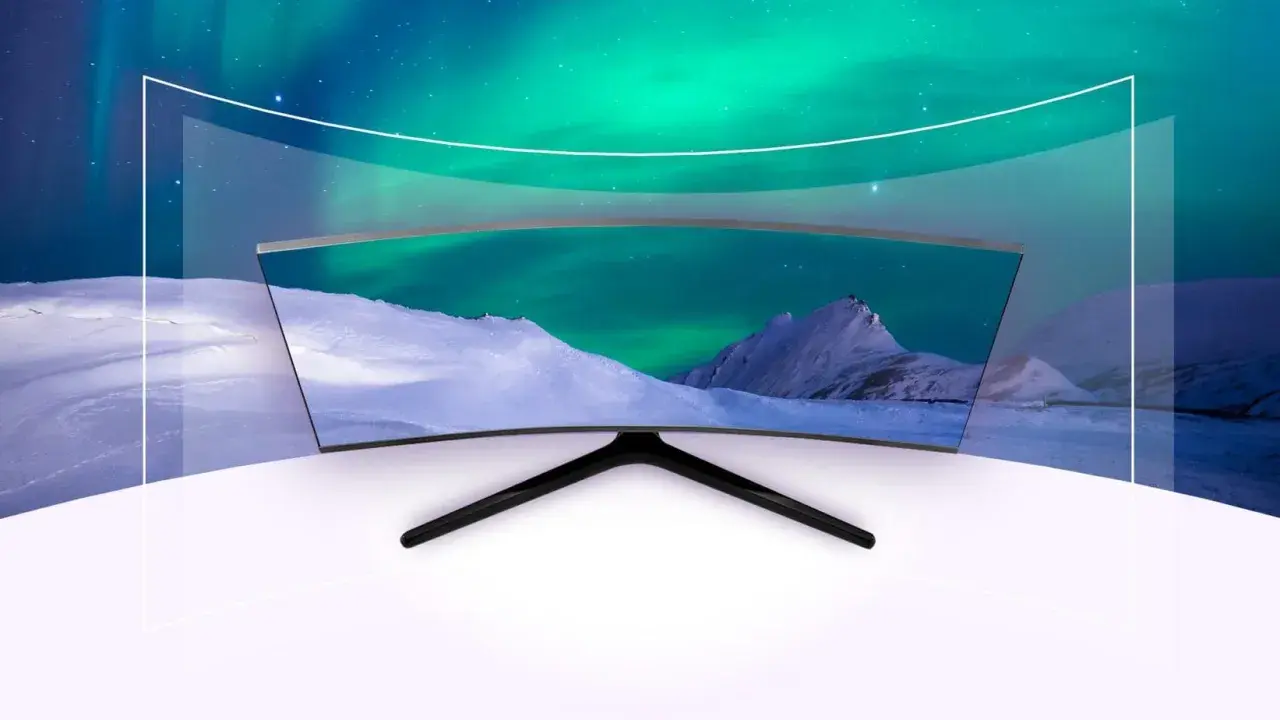 Zakrzywiony ekran Samsunga wyświetla zorzę polarną nad ośnieżonymi górami, tworząc wciągające wrażenia wizualne.
