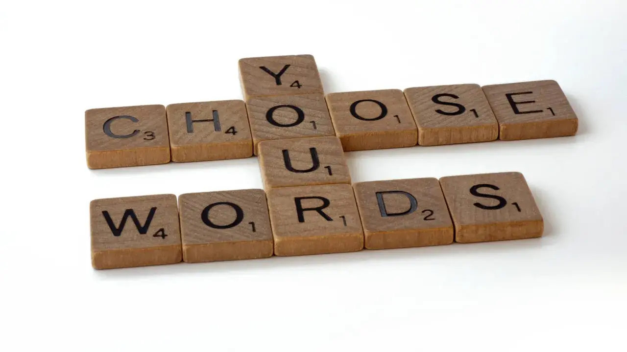 Les tuiles Scrabble forment "YOU CHOOSE WORDS". Le choix des mots est essentiel.