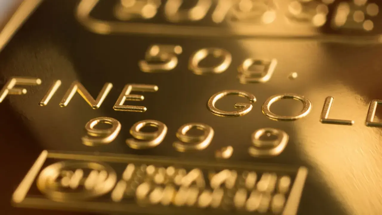 Lingote de oro de 50g, 999.9 de pureza. Un símbolo de valor refugio y estabilidad económica.