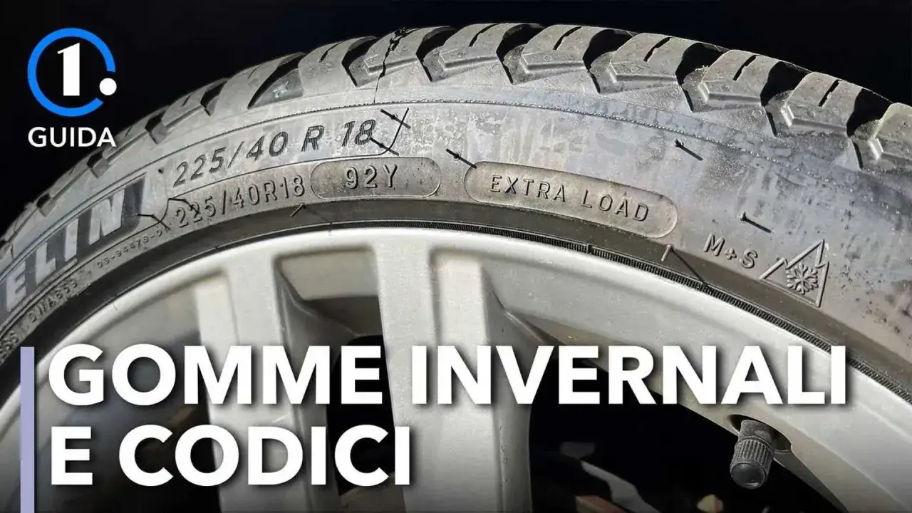 Dettagli sul fianco di un pneumatico: dimensioni 225/40R18, indice di carico 92Y, "Extra Load" e simboli M+S. Guida ai codici gomme 4 stagioni.
