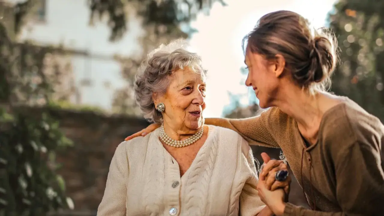 Un legame forte tra madre e figlia adulta, un abbraccio che simboleggia la dipendenza dalla madre in età adulta, ma anche amore e cura.