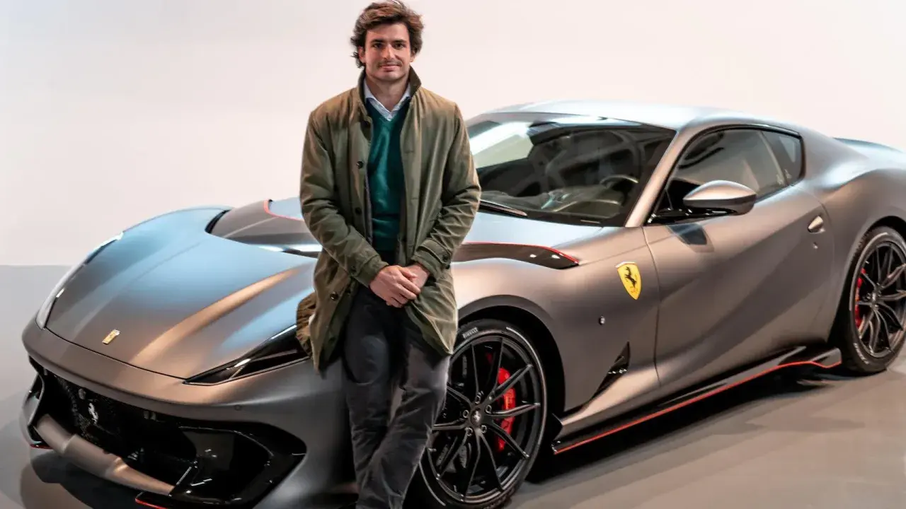 Carlos Sainz posa junto a un Ferrari gris mate, listo para la próxima carrera.