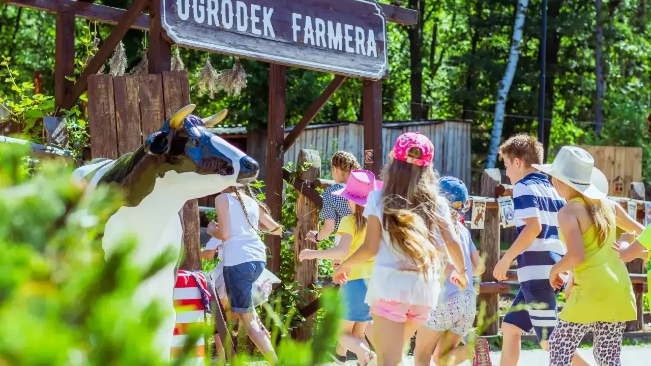 Dzieci biegną do "Ogródka Farmera", gdzie czekają na nie atrakcje.