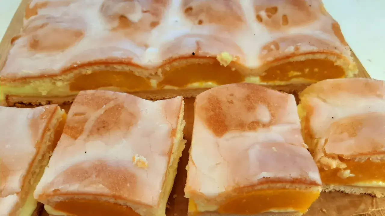 Ciasto z brzoskwiniami Joli: 3 przepisy, które zawsze się udają!
