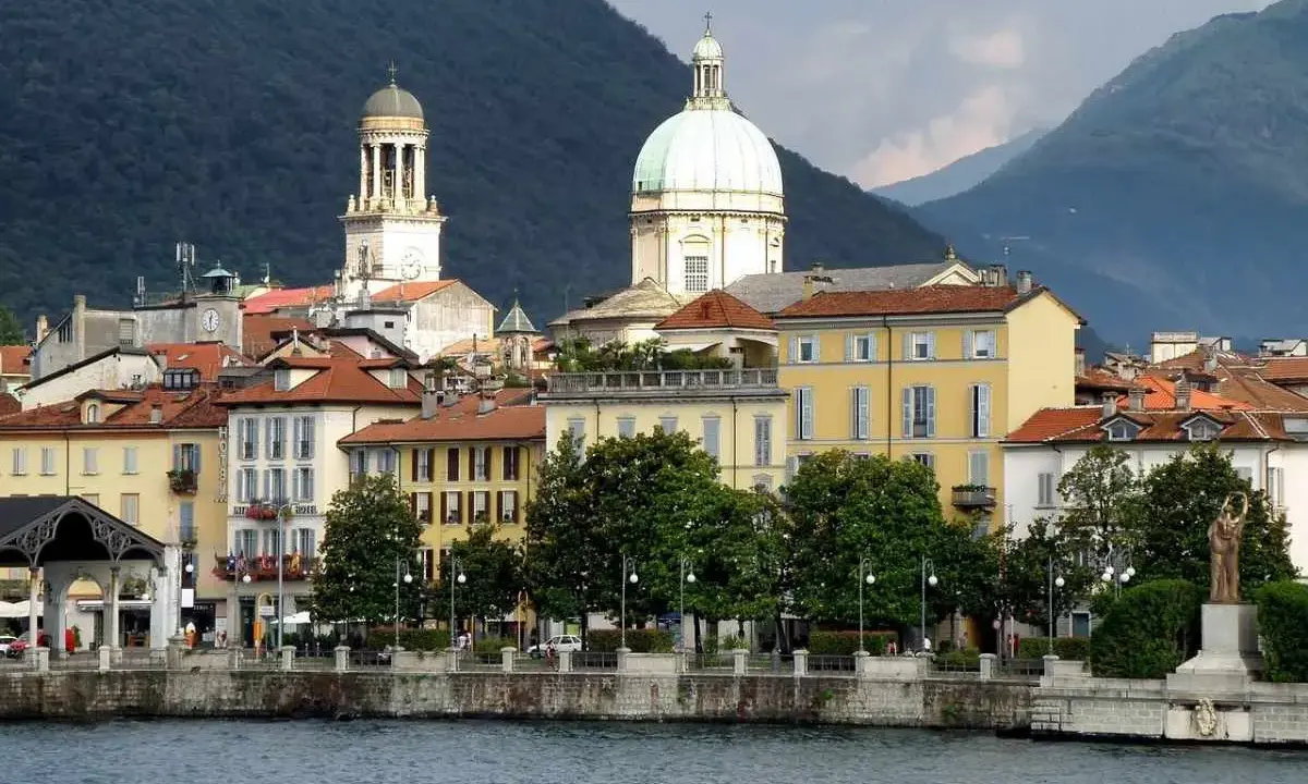 Vista sul lungolago di Stresa, con edifici colorati e cupole, ideale per scoprire cosa vedere in un giorno sul Lago Maggiore.