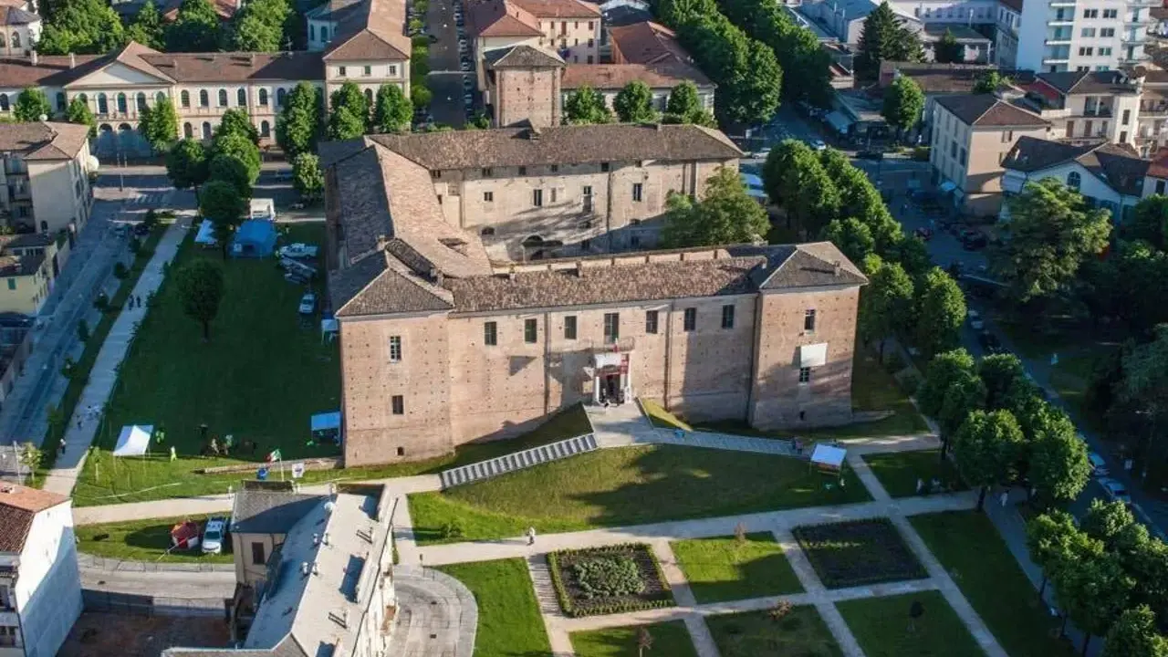 Vista aerea del Castello di Voghera, un luogo storico da scoprire.
