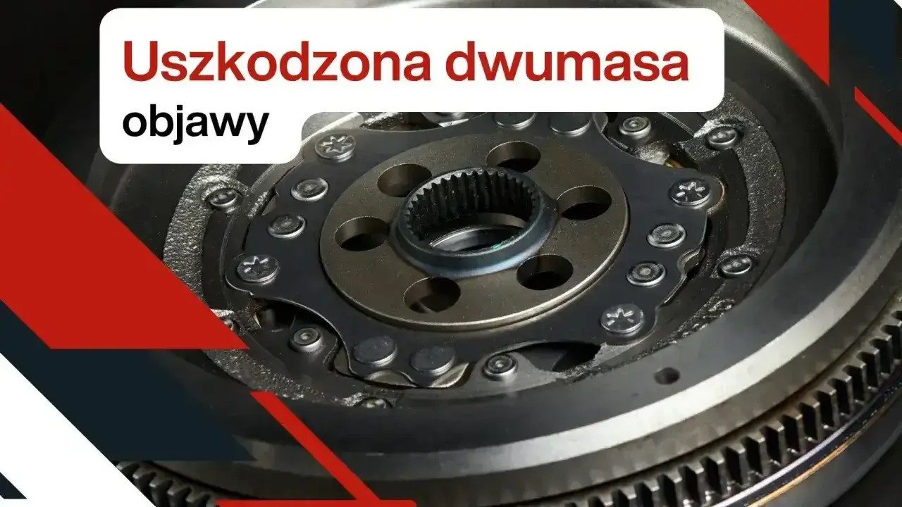 Uszkodzona dwumasa – objawy. Widok z bliska na element układu napędowego samochodu, z widocznymi zębatkami i śrubami.