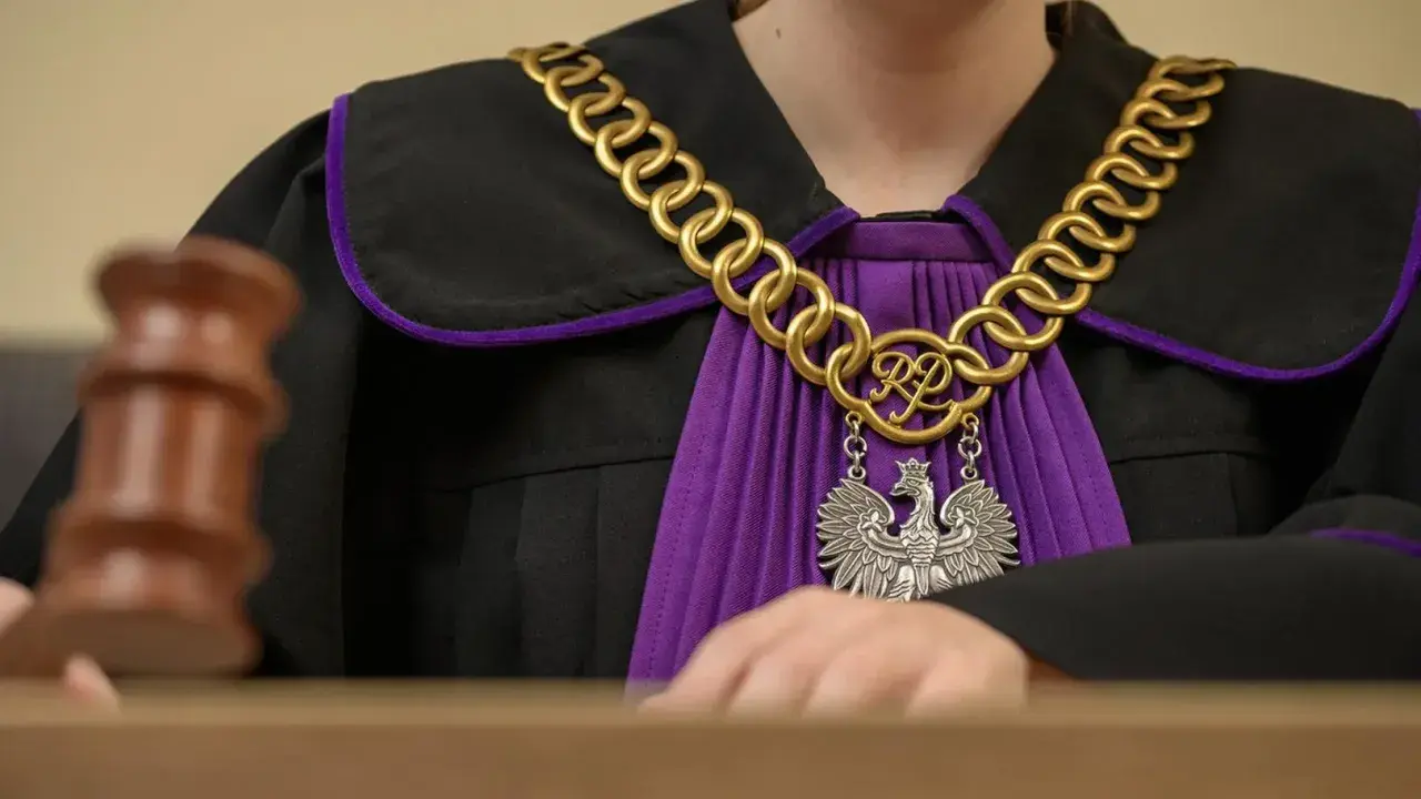 Sędzia w todze z łańcuchem i orłem. Czy można zostać sędzią bez aplikacji?