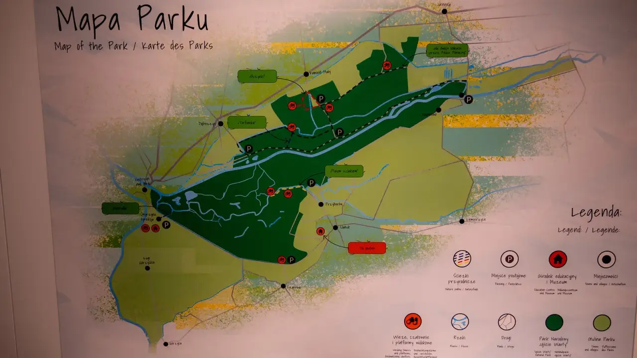 Mapa Parku Narodowego Ujście Warty z zaznaczonymi ścieżkami przyrodniczymi, parkingami i miejscowościami.
