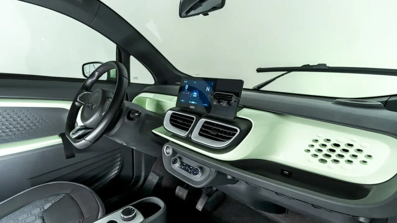 Interni Xev Yoyo: volante, cruscotto con schermo digitale e bocchette d'aria, sedile.