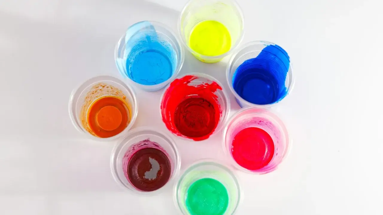 Kolorowe farby w kubeczkach, idealne do malowania plastiku. Znajdziesz tu odcienie czerwieni, niebieskiego, żółtego, pomarańczowego, różowego, zielonego i brązowego.