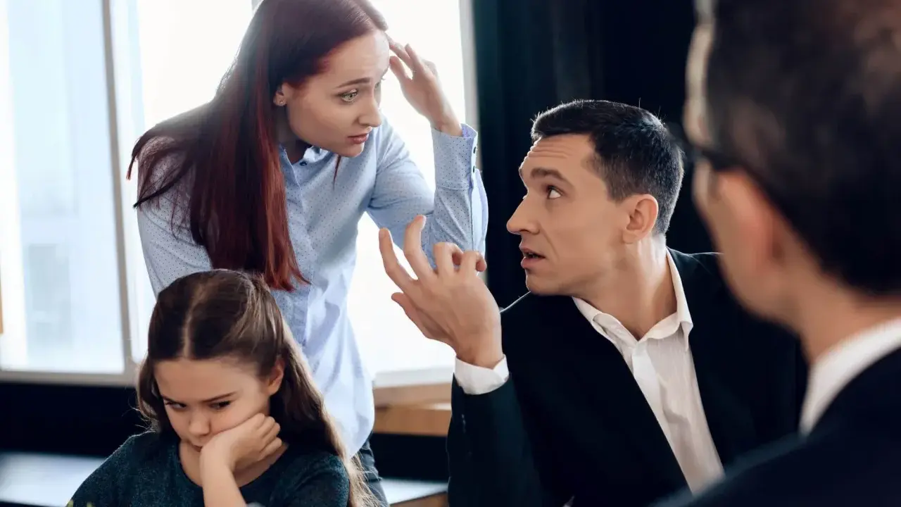 Rodzina dyskutuje o problemie za wysokich alimentów. Wzór odwołania może pomóc w tej trudnej sytuacji.