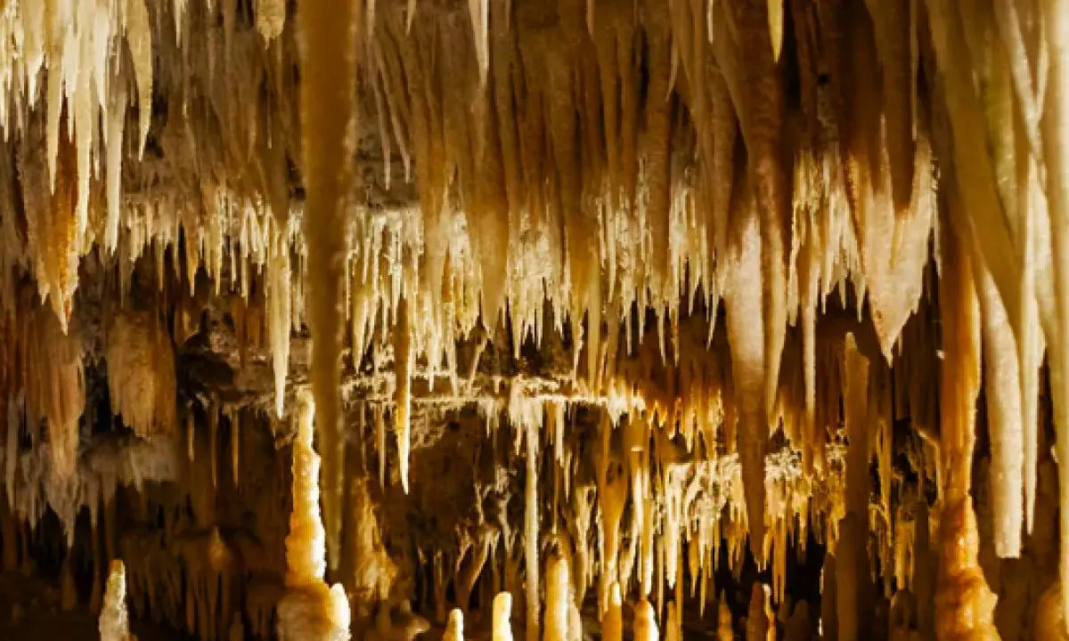 Grotte con stalattiti e stalagmiti, un'attrazione naturale da scoprire tra le cose da vedere vicino Alberobello.