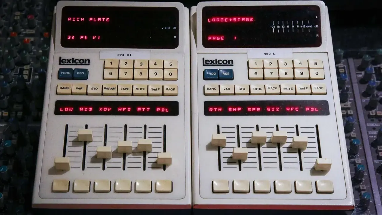 Deux unités Lexicon 224 XL et 480 L, avec des réglages affichant "RICH PLATE" et "LARGE+STAGE", prêtes à sculpter le son avec une plate reverb.